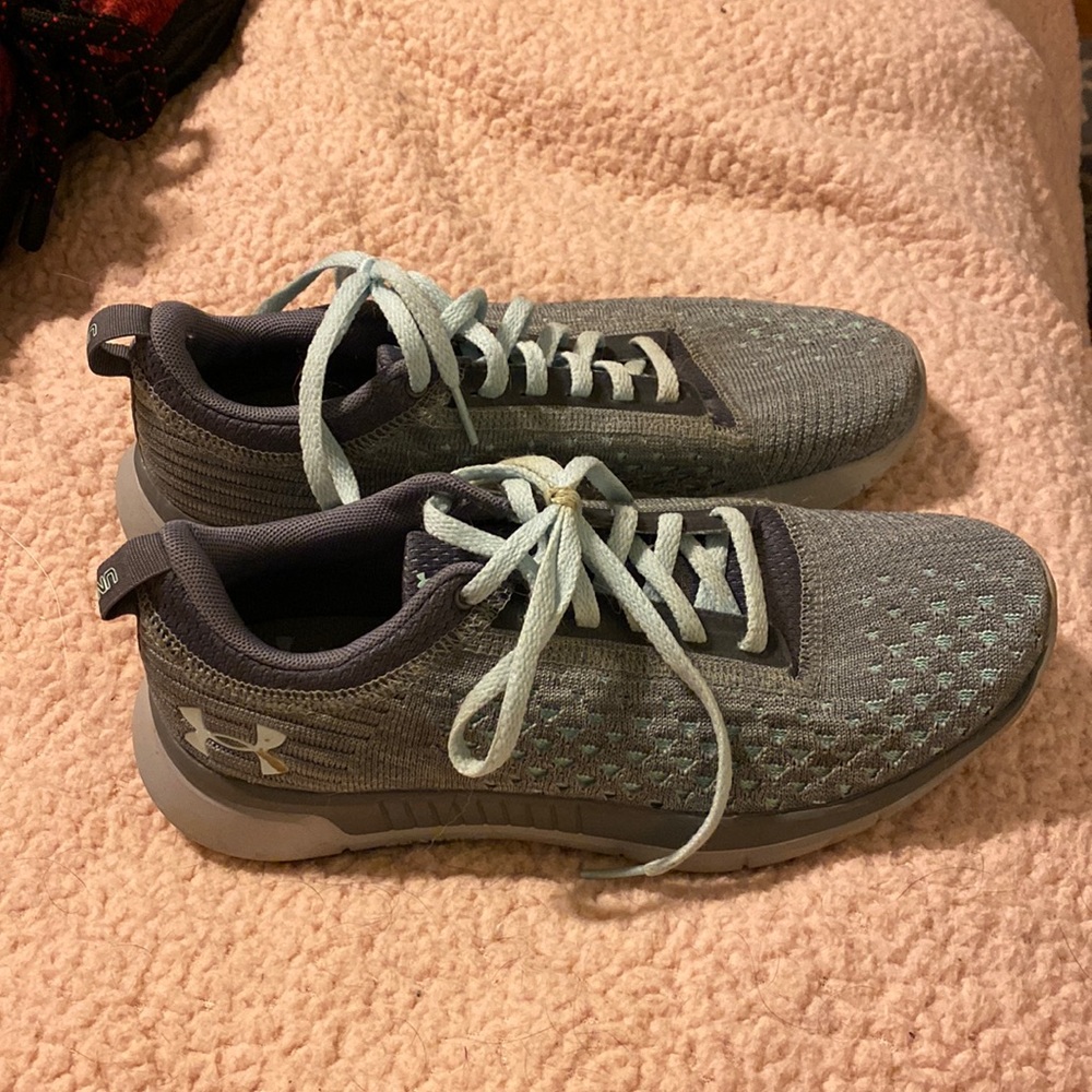 Under Armour women’s sz 7.  Great condition